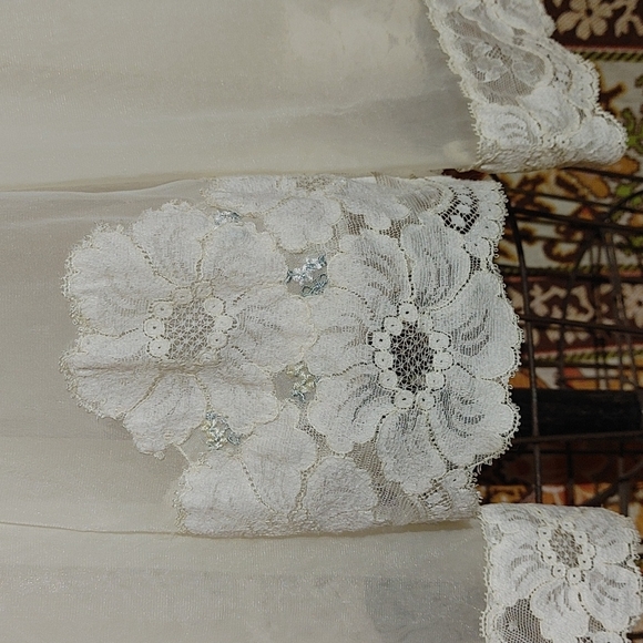 Vintage nightgown & robe peignoire set. Pale yellow. No jokes here. G… - Picture 15 of 15